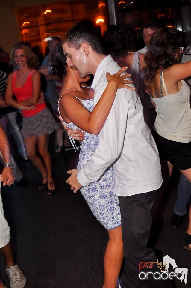 Vineri seara dansăm în Blondy's, 