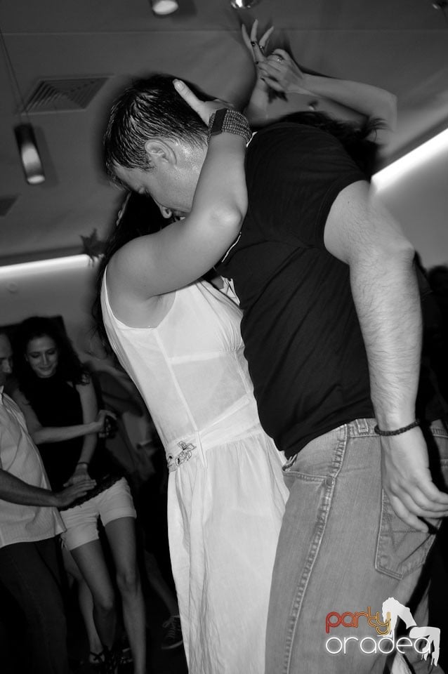 Vineri seara dansăm în Blondy's, 