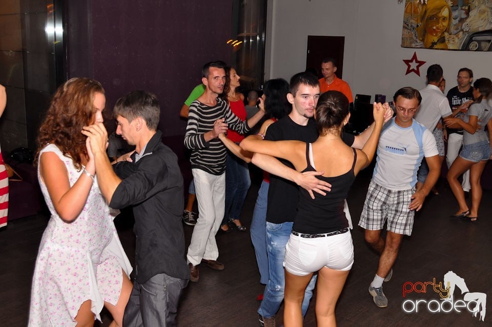 Vineri seara dansăm în Blondy's, 