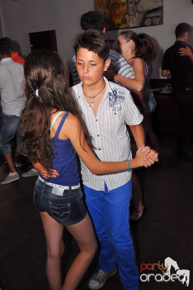 Vineri seara dansăm în Blondy's, 