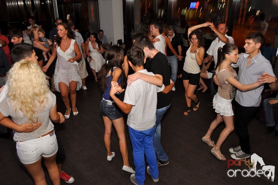 Vineri seara dansăm în Blondy's, 