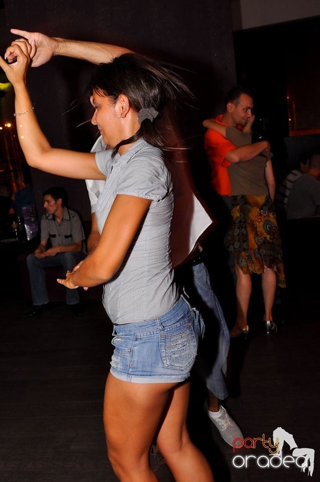 Vineri seara dansăm în Blondy's, 