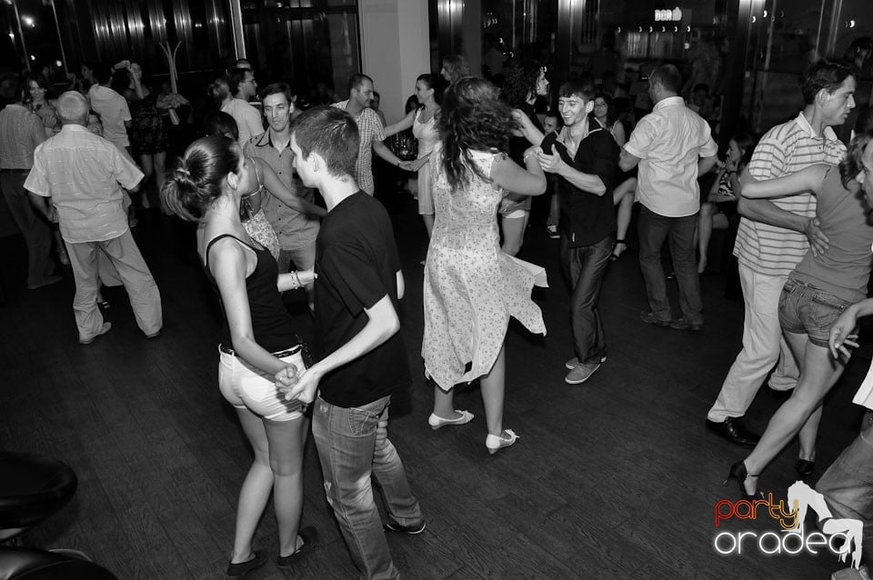 Vineri seara dansăm în Blondy's, 