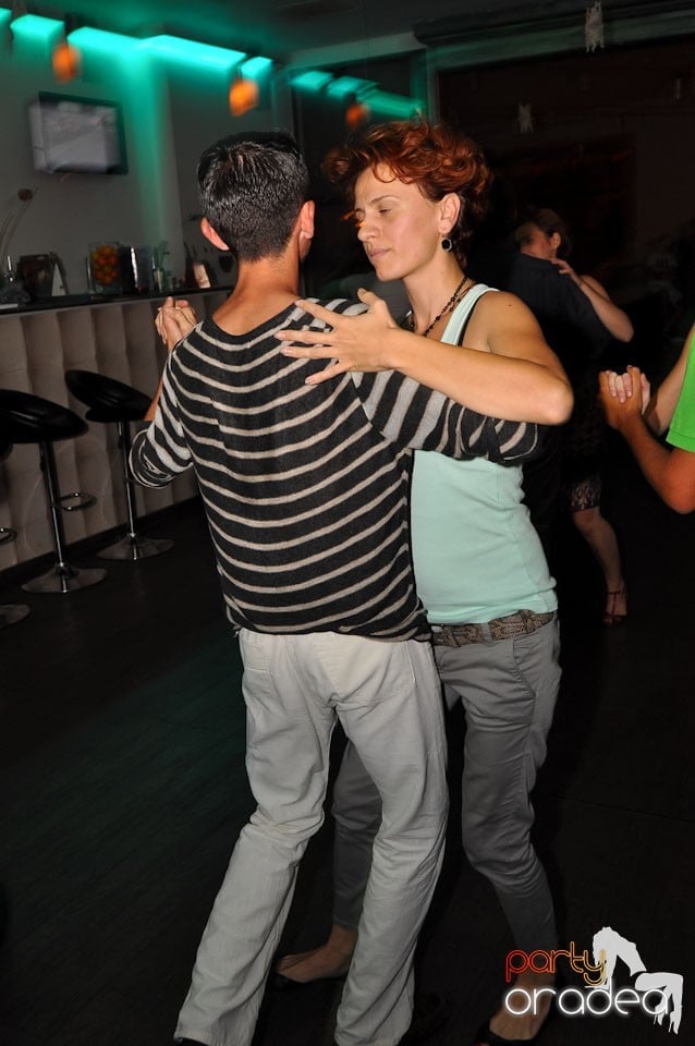 Vineri seara dansăm în Blondy's, 