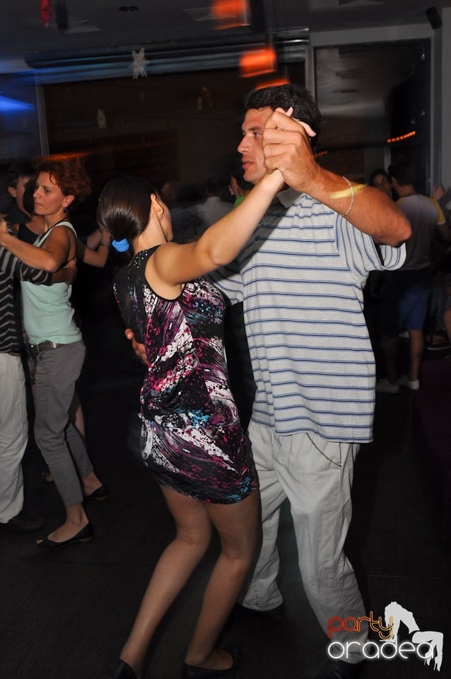 Vineri seara dansăm în Blondy's, 