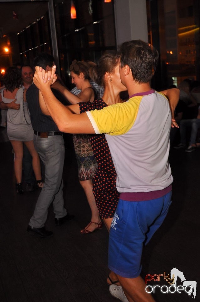 Vineri seara dansăm în Blondy's, 