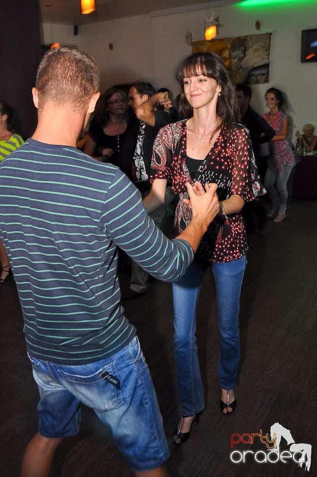 Vineri seara dansăm în Blondy's, 