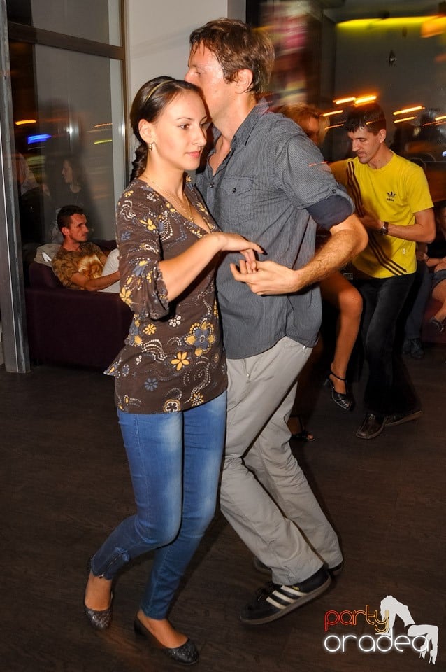 Vineri seara dansăm în Blondy's, 