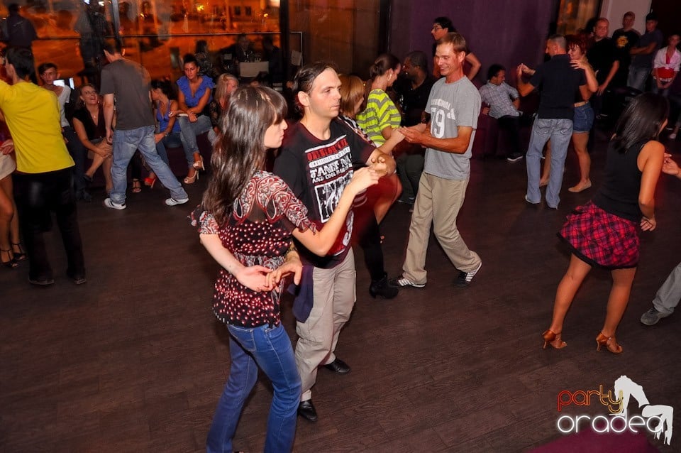 Vineri seara dansăm în Blondy's, 