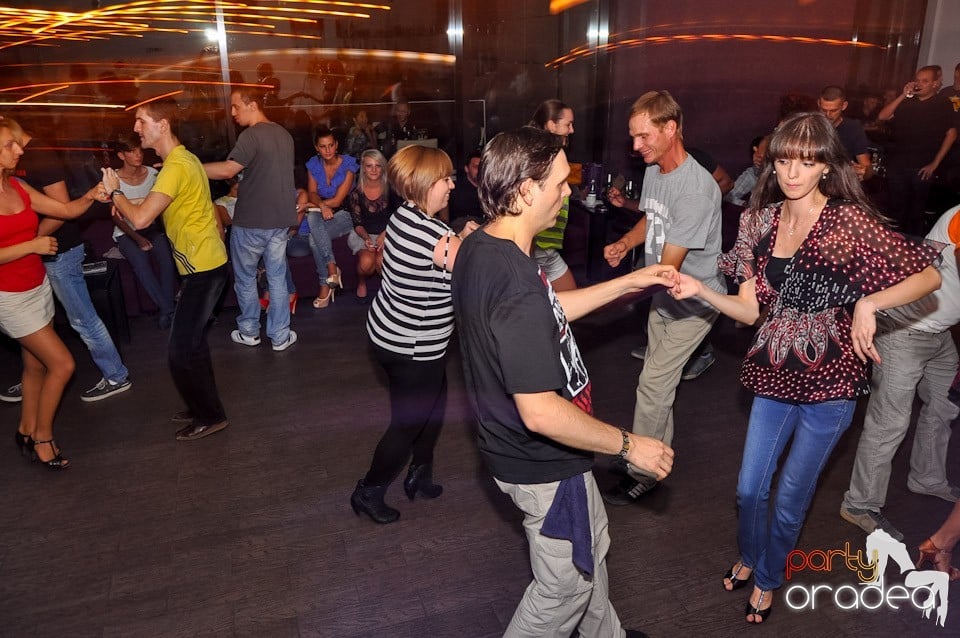 Vineri seara dansăm în Blondy's, 