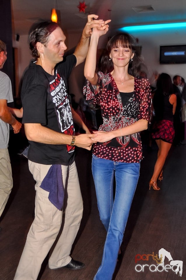 Vineri seara dansăm în Blondy's, 