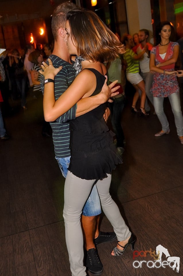 Vineri seara dansăm în Blondy's, 