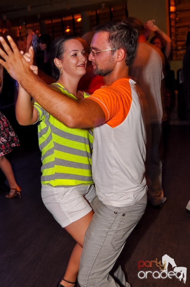 Vineri seara dansăm în Blondy's, 