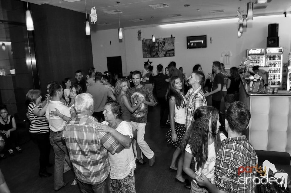 Vineri seara dansăm în Blondy's, 