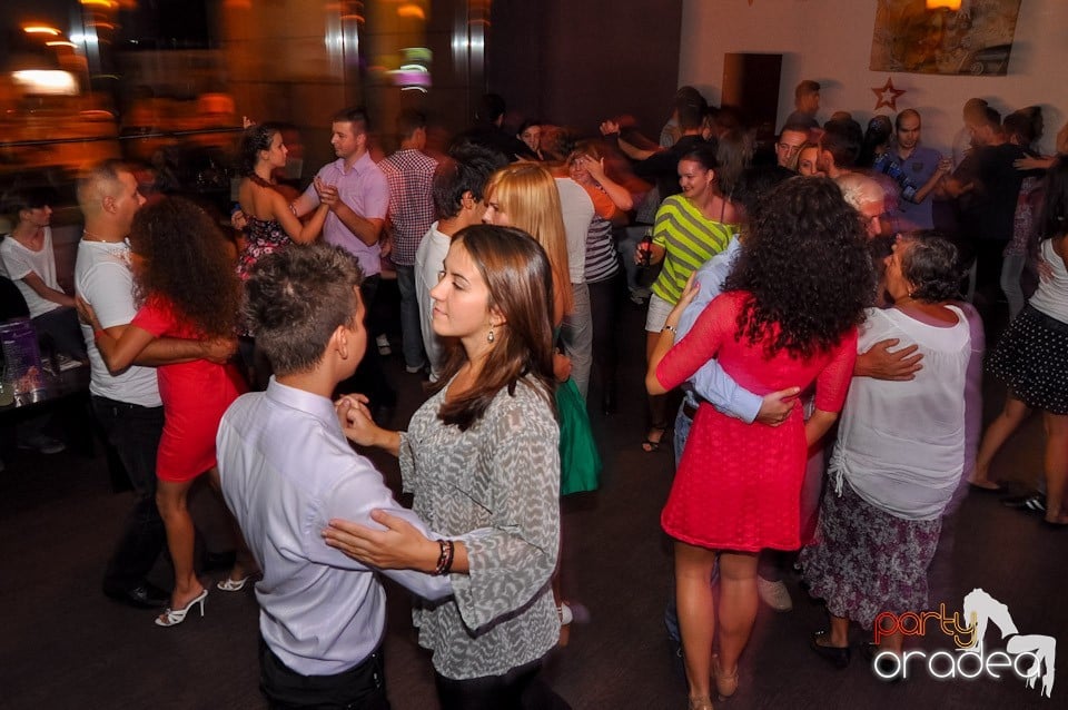 Vineri seara dansăm în Blondy's, 