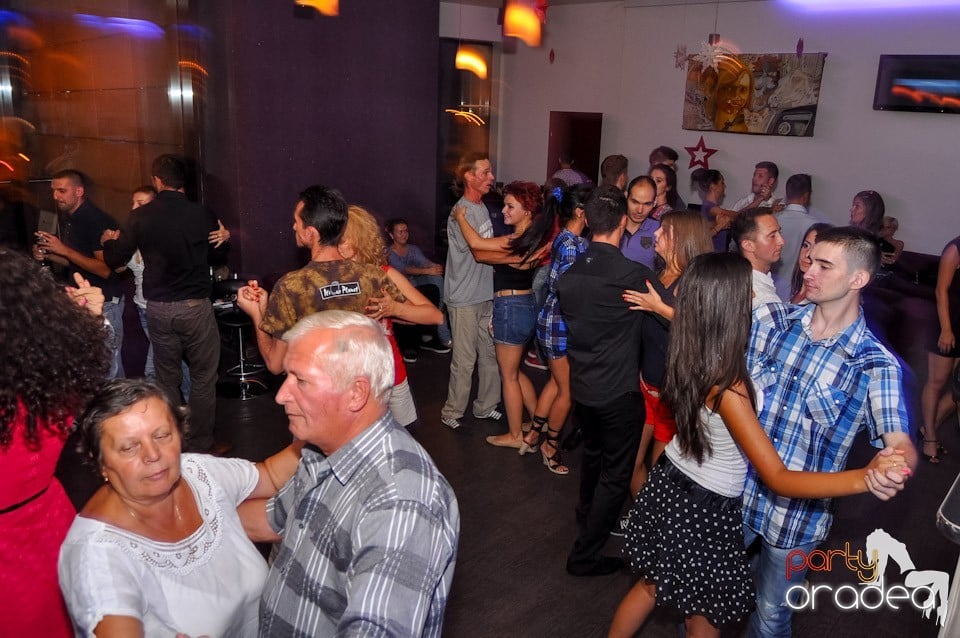 Vineri seara dansăm în Blondy's, 