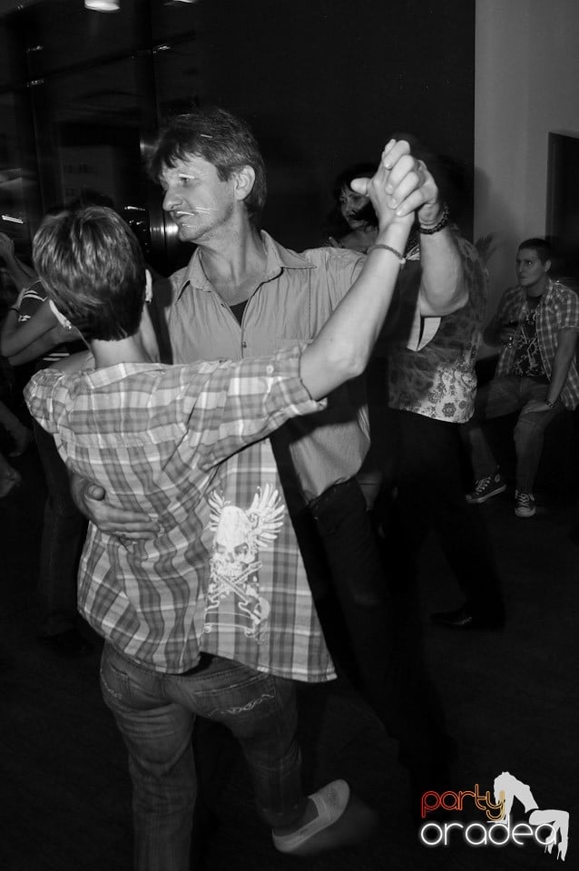 Vineri seara dansăm în Blondy's, 