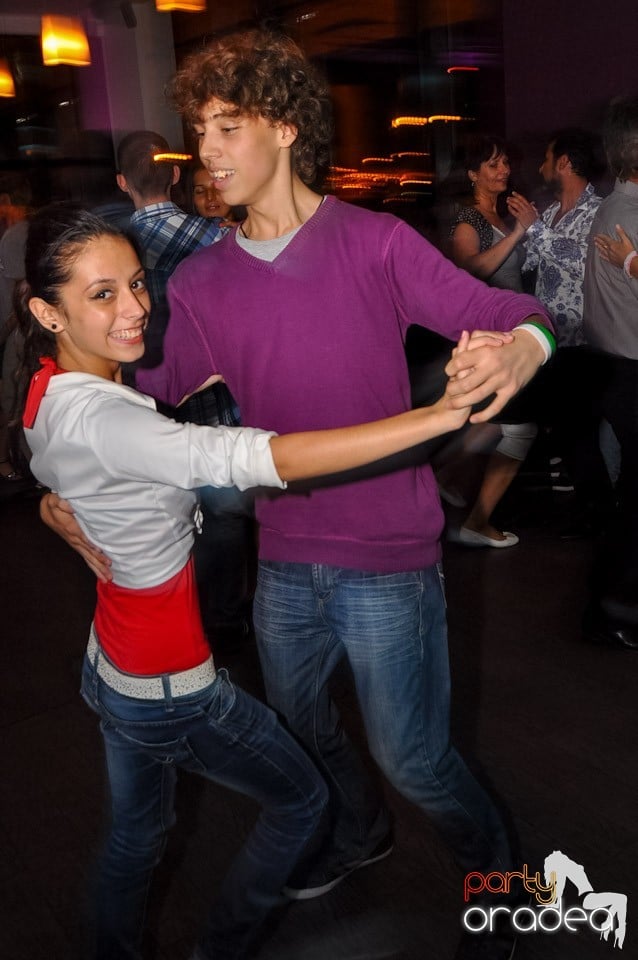 Vineri seara dansăm în Blondy's, 