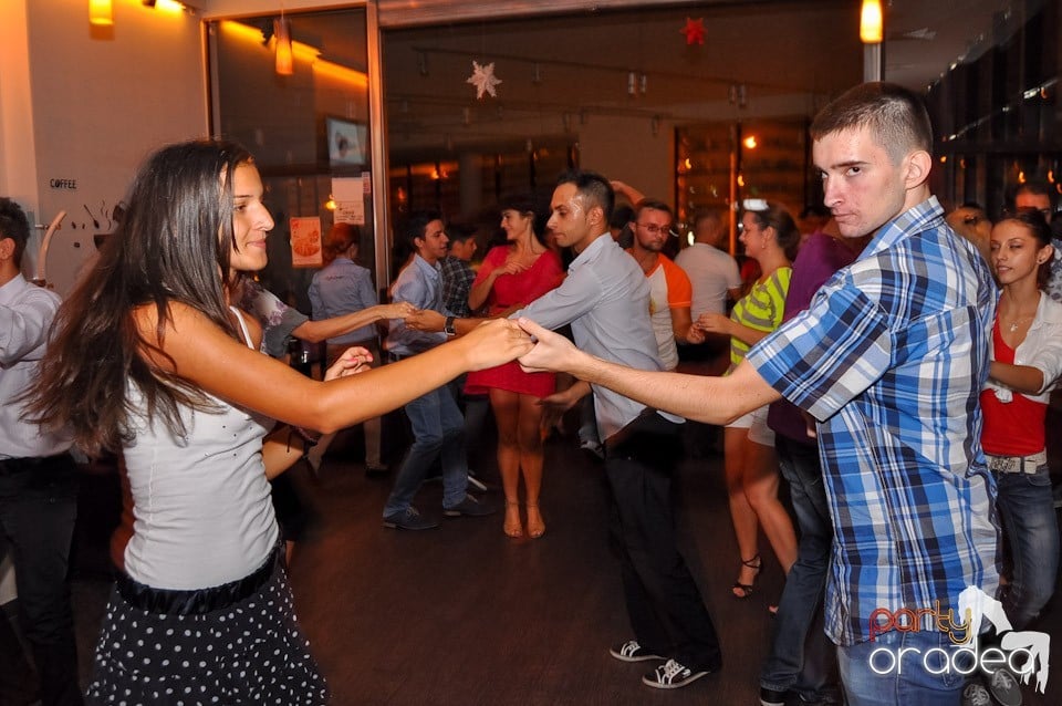 Vineri seara dansăm în Blondy's, 