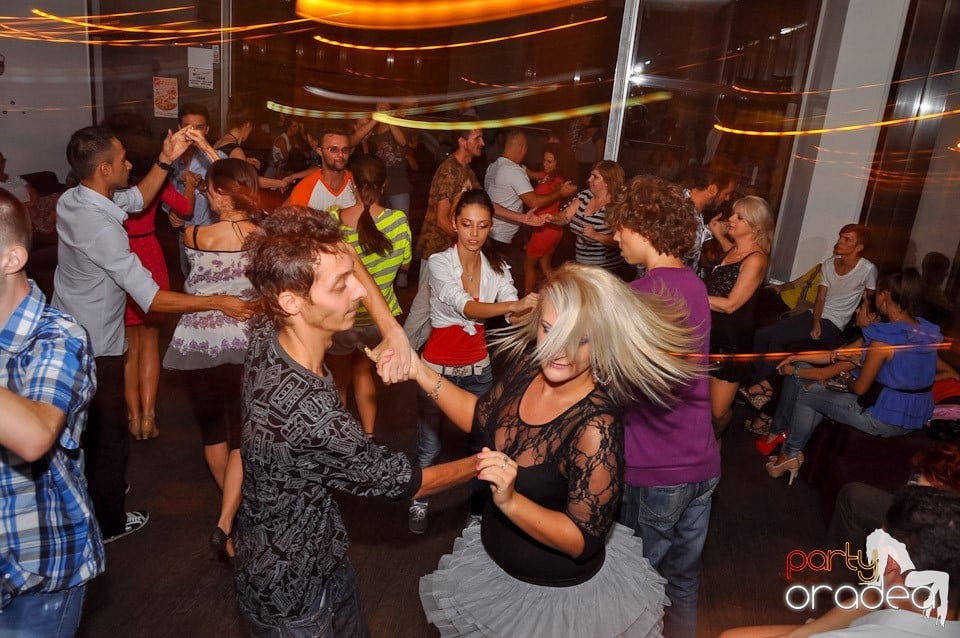 Vineri seara dansăm în Blondy's, 