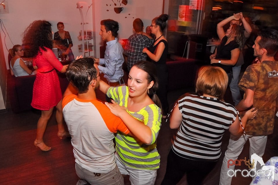 Vineri seara dansăm în Blondy's, 