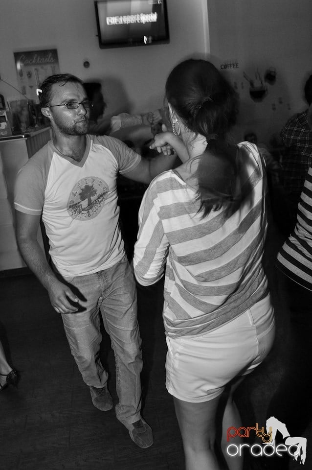 Vineri seara dansăm în Blondy's, 