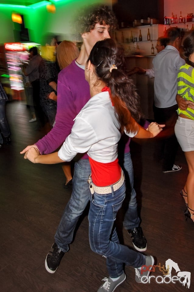 Vineri seara dansăm în Blondy's, 