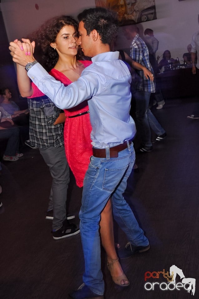 Vineri seara dansăm în Blondy's, 