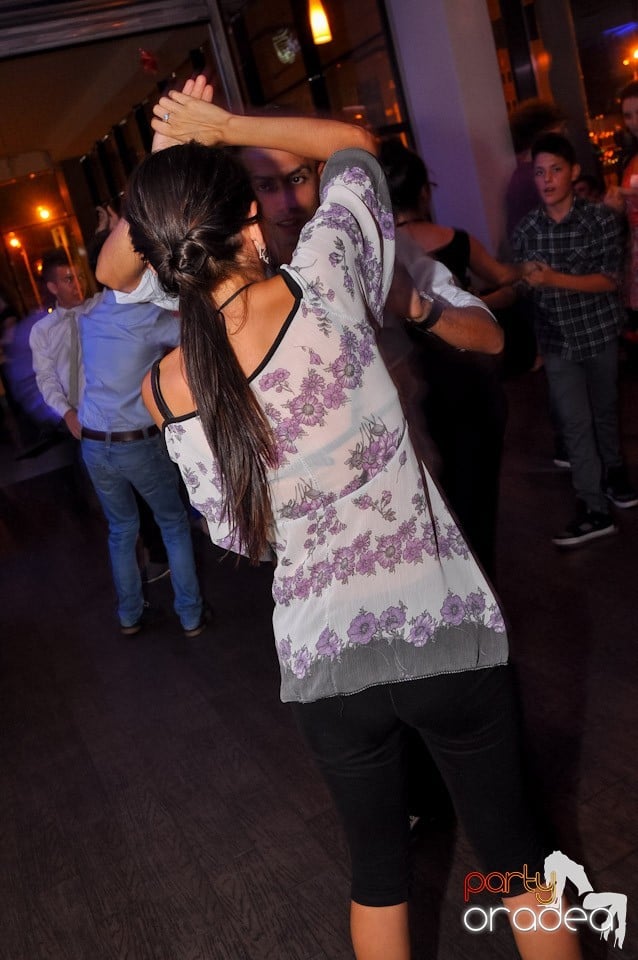 Vineri seara dansăm în Blondy's, 