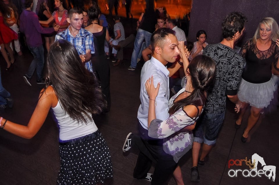 Vineri seara dansăm în Blondy's, 