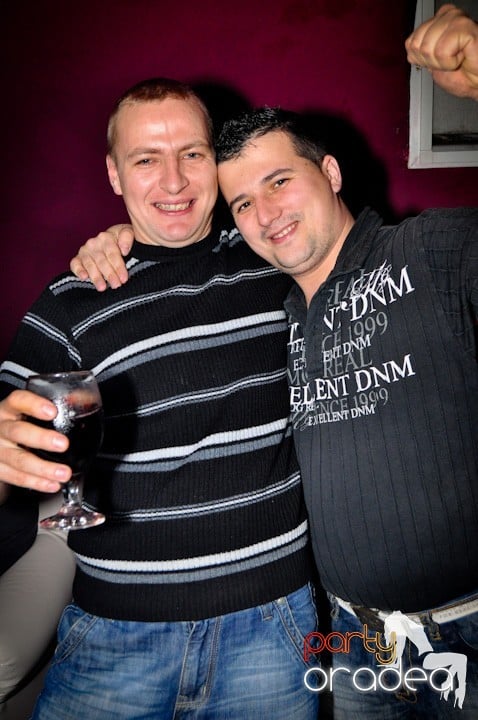 Vineri seara în Club Atti's, 