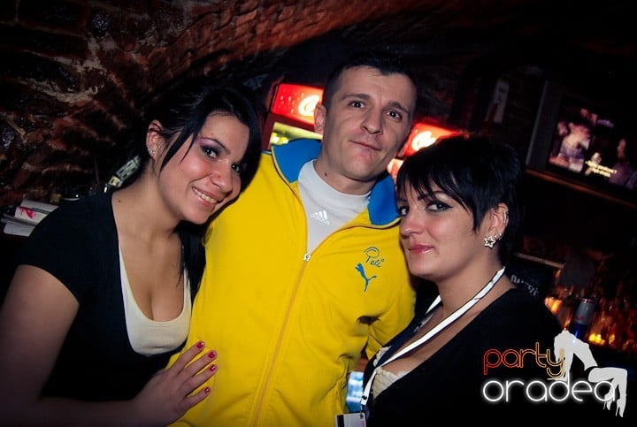 Vineri seara în Club Escape, 