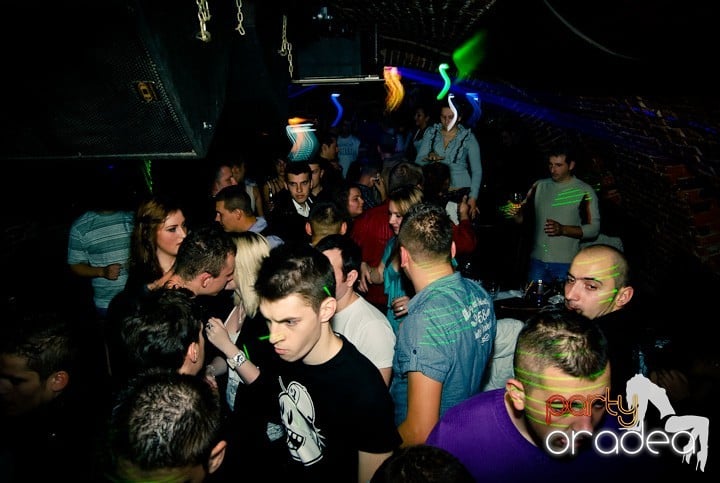 Vineri seara în Club Escape, 