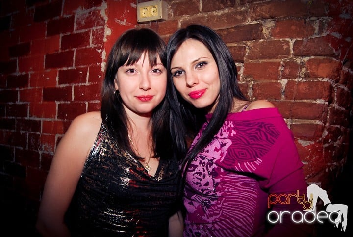 Vineri seara în Club Escape, 