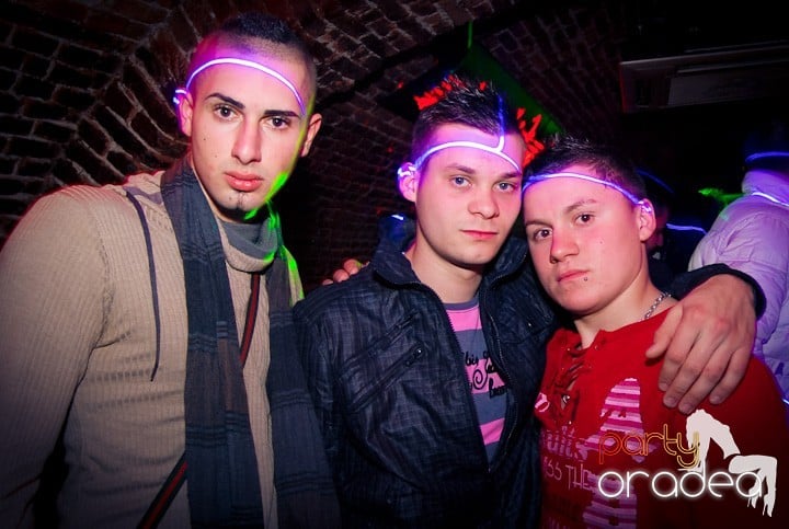 Vineri seara în Club Escape, 