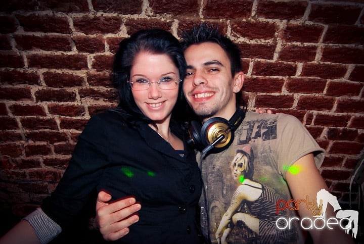 Vineri seara în Club Escape, 