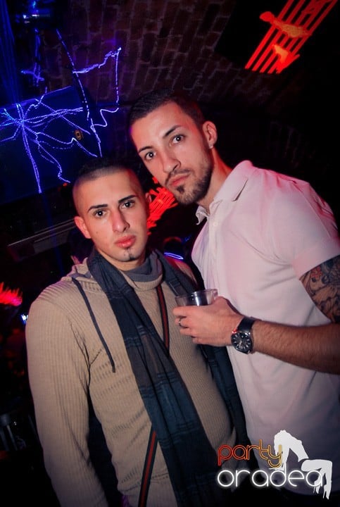 Vineri seara în Club Escape, 