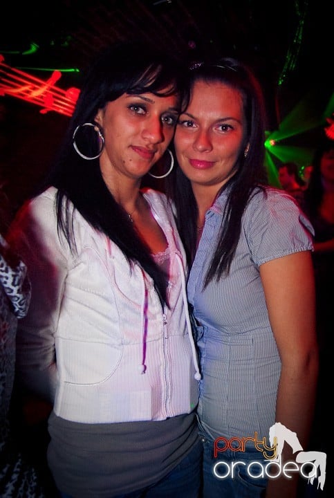 Vineri seara în Club Escape, 