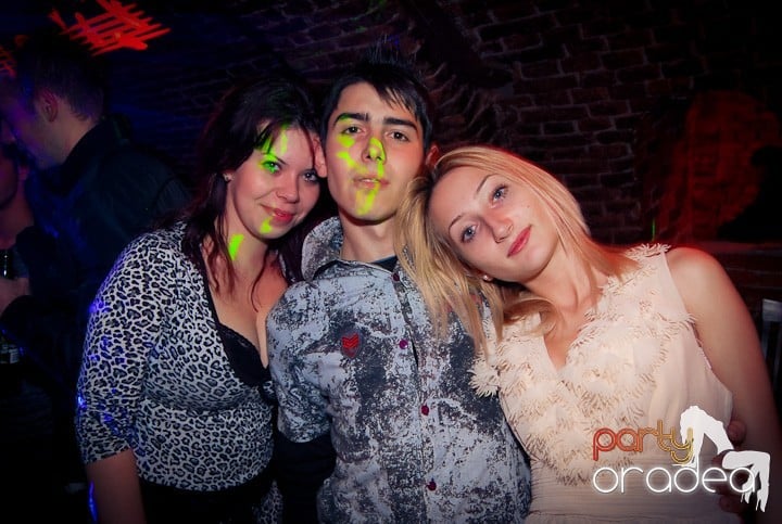 Vineri seara în Club Escape, 