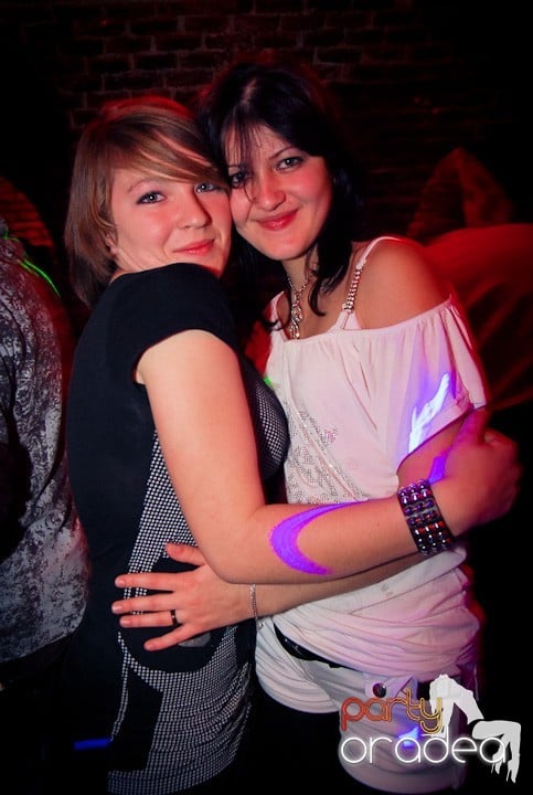 Vineri seara în Club Escape, 