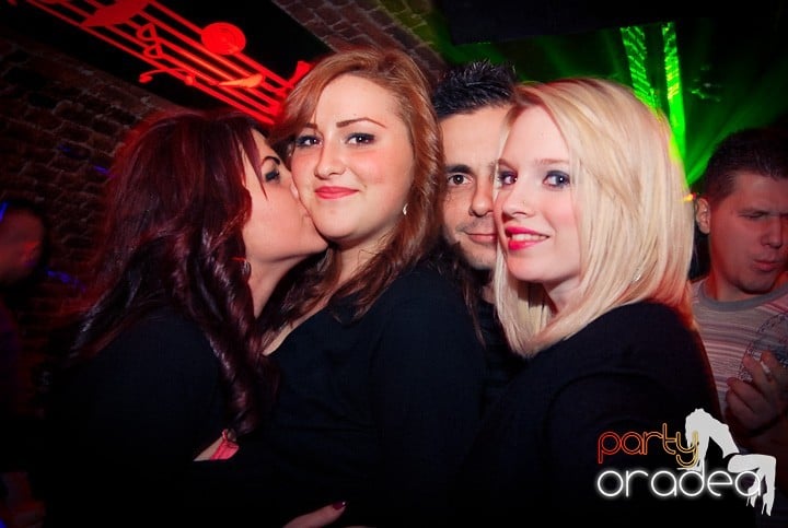 Vineri seara în Club Escape, 