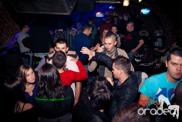 Vineri seara în Club Escape, 