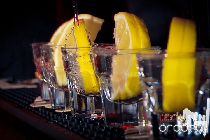 Vineri seara în Club Escape, 