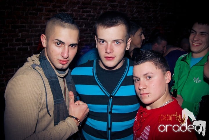 Vineri seara în Club Escape, 