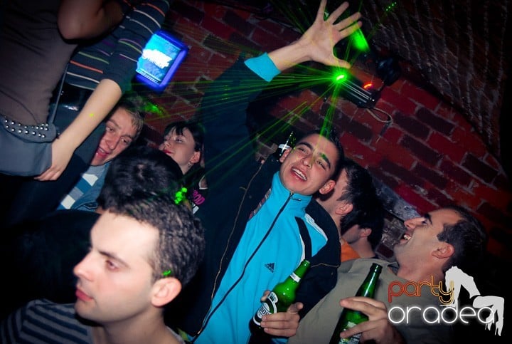 Vineri seara în Club Escape, 