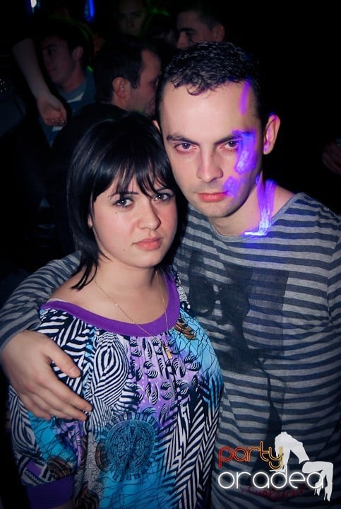 Vineri seara în Club Escape, 