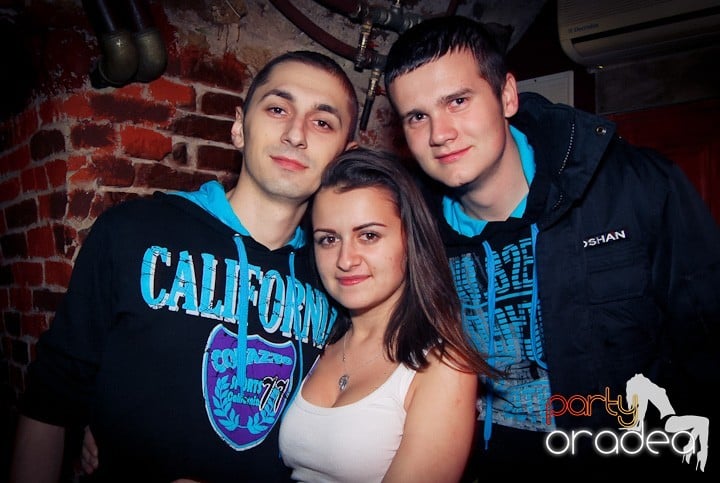 Vineri seara în Club Escape, 