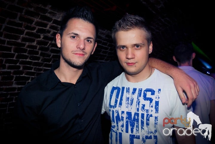 Vineri seara în Club Escape, 