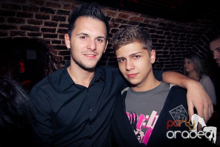 Vineri seara în Club Escape, 