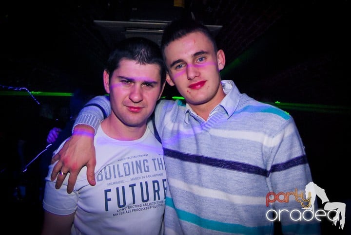 Vineri seara în Club Escape, 